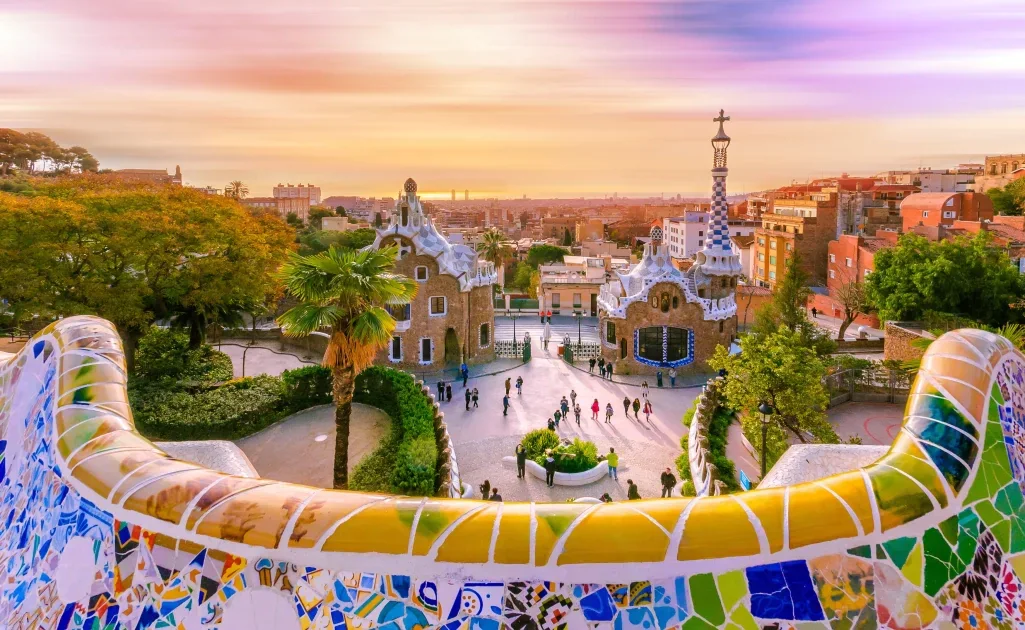 Barcelona Skyline und mediterrane Uferpromenade in Katalonien