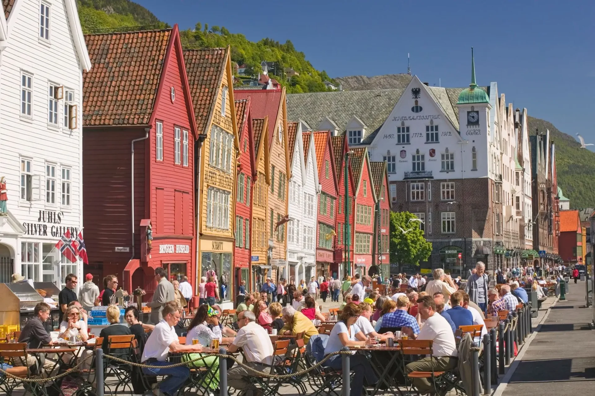 Bergen Uferpromenade und Berglandschaft von Bryggen in Norwegen