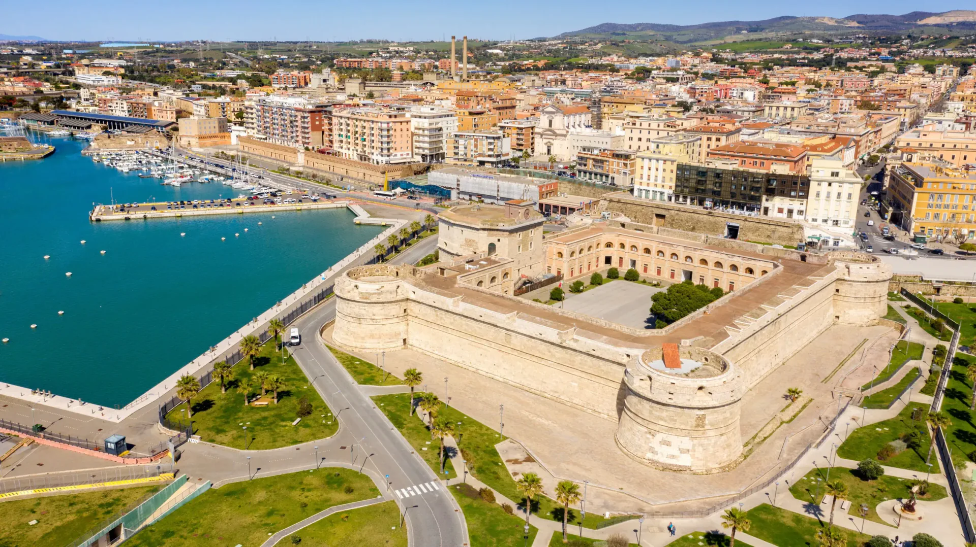 Civitavecchia Uferpromenade und historischer Hafen an der Latiumküste Italiens