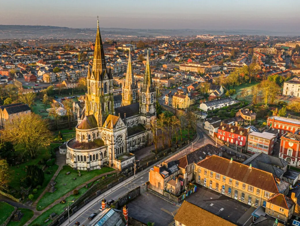 Cork Stadt, Fluss Lee und farbenfrohe Strassen in Südirland