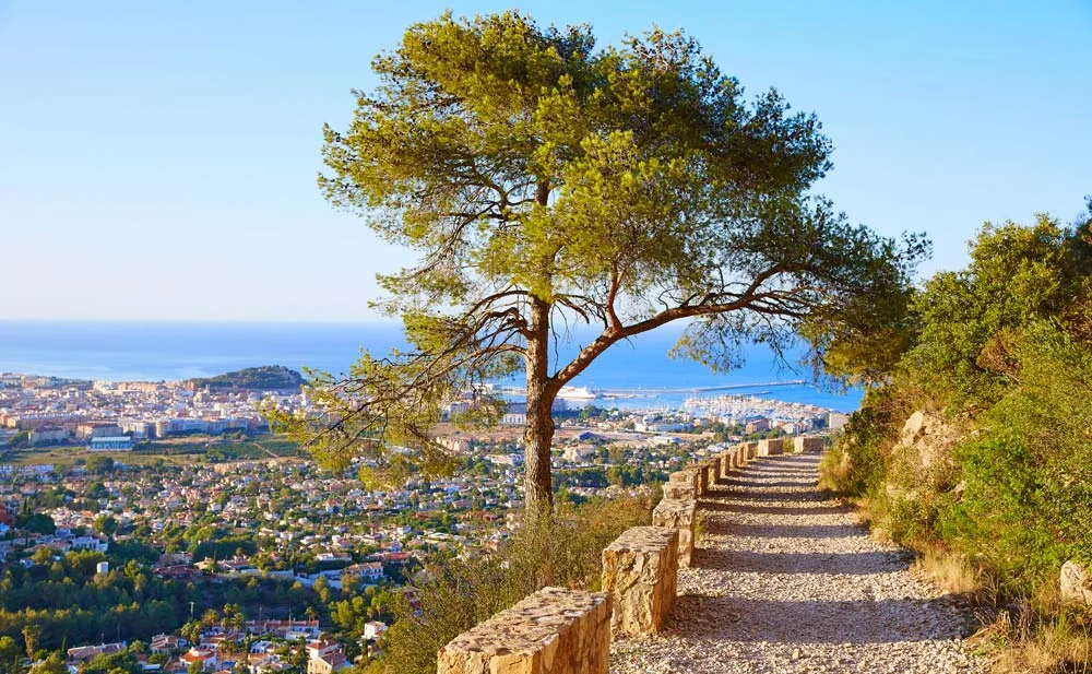 Dénia Schloss, Yachthafen und Mittelmeerküste an der spanischen Costa Blanca