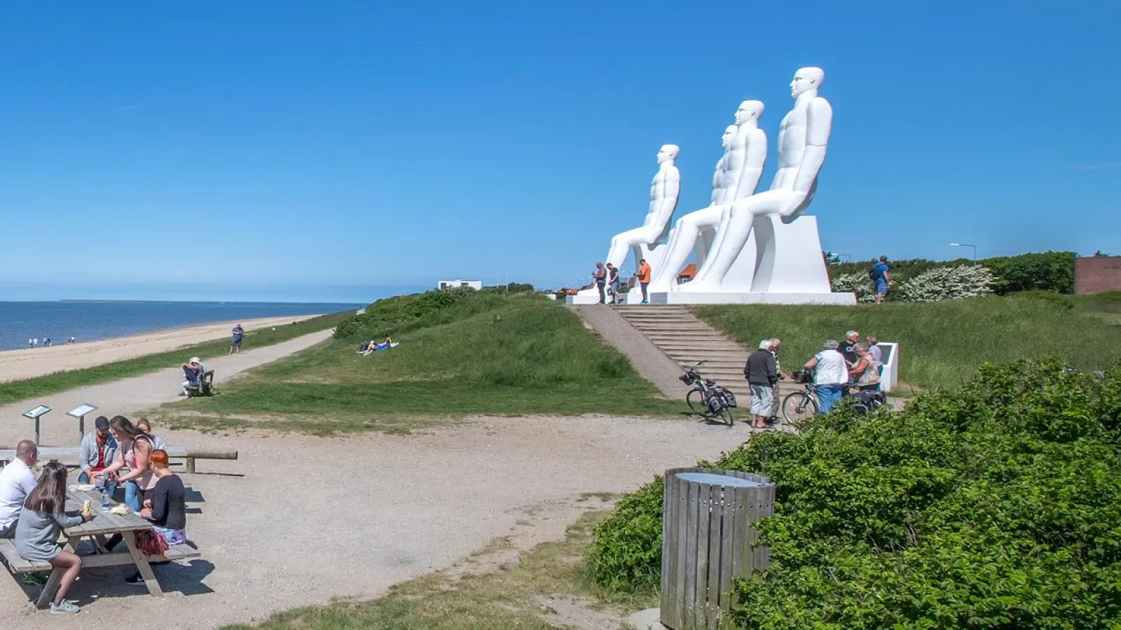 Esbjerg Uferpromenade, Men at Sea-Skulptur und dänische Nordseeküste