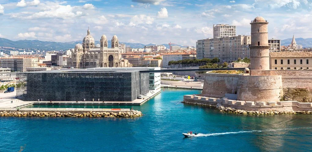 Marseille Alter Hafen, Basilika und mediterranes Stadtbild in Südfrankreich