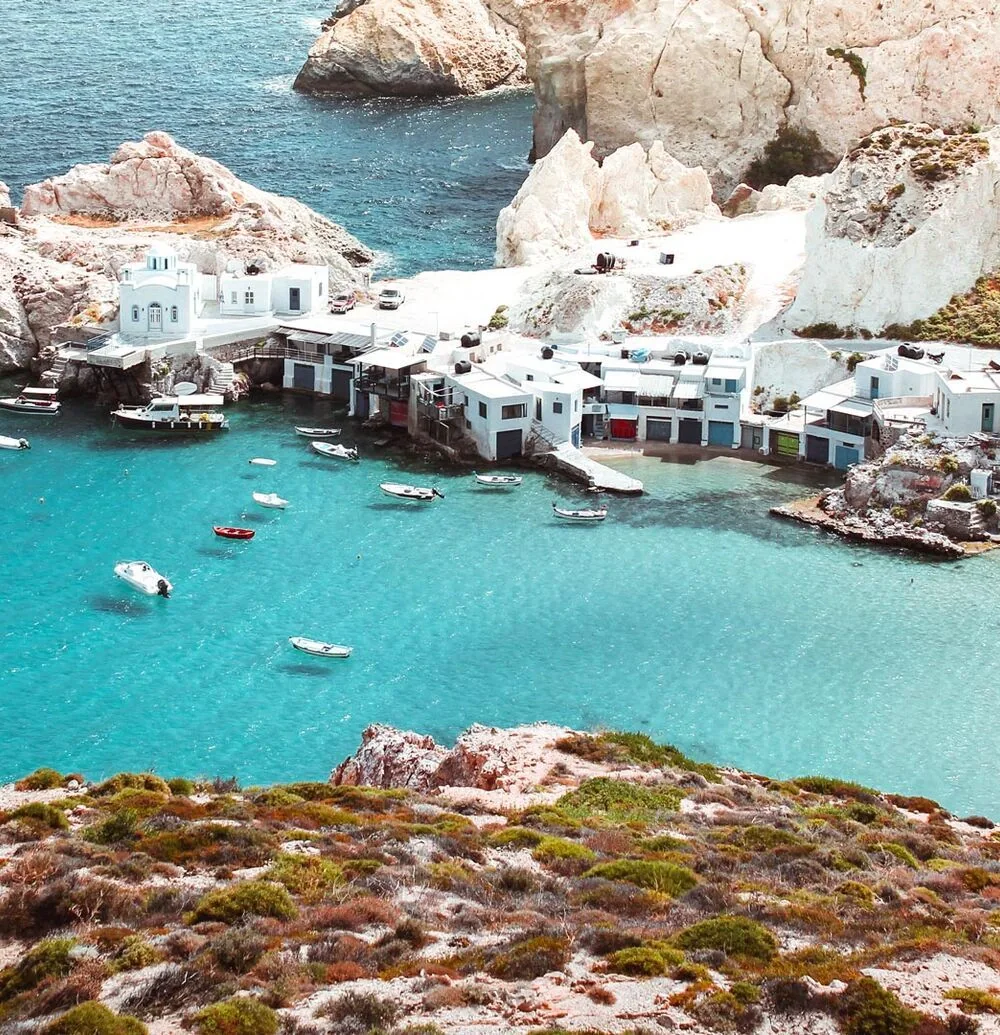 Weisse Klippen der Insel Milos, türkisfarbene Buchten und ein Kykladendorf in Griechenland