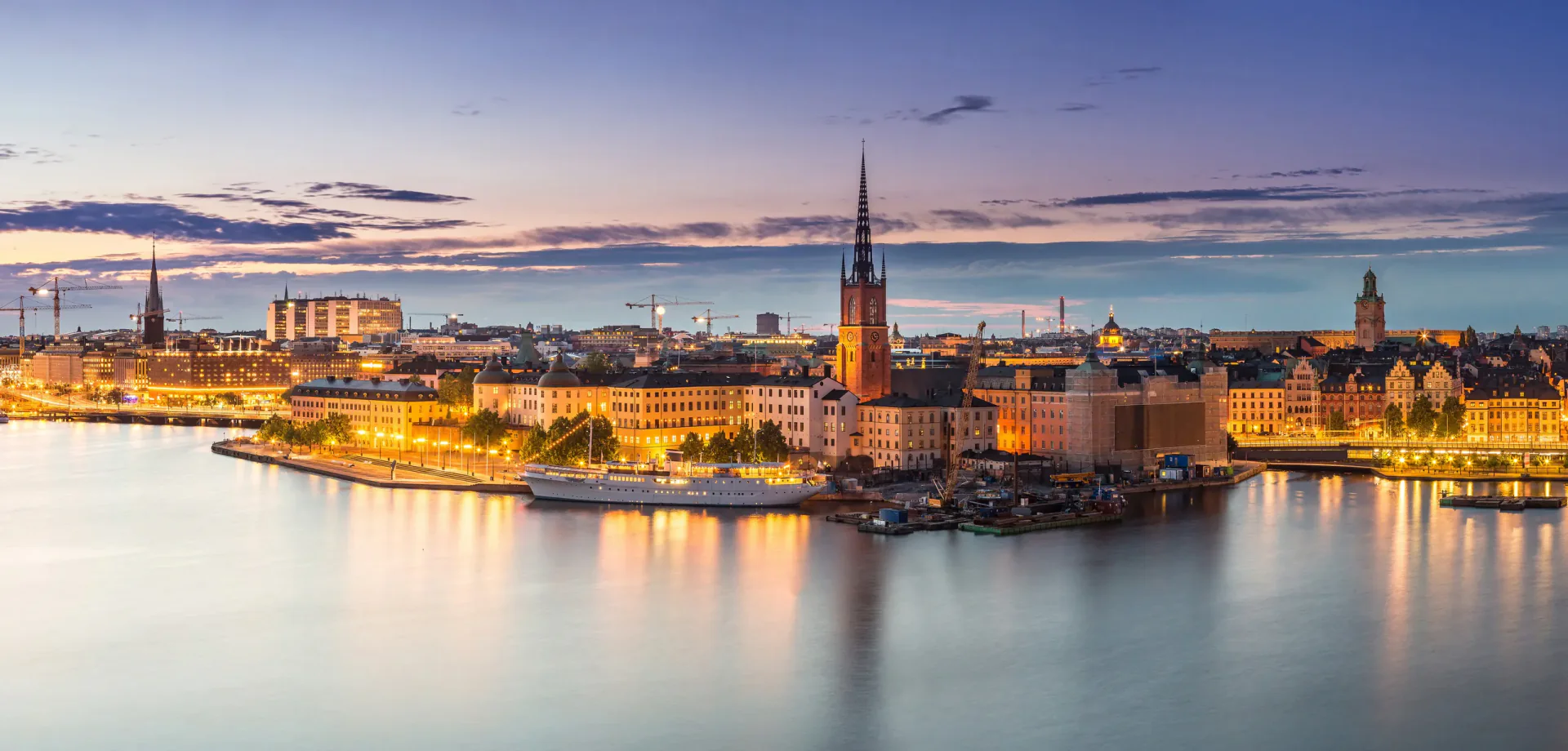 Nynäshamn Hafen, Uferpromenade und schwedische Schärenlandschaft südlich von Stockholm