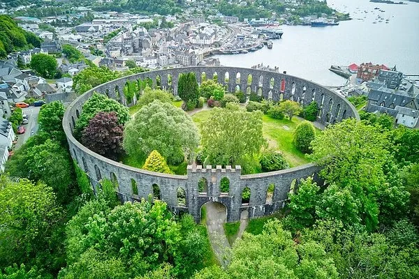 Oban Uferpromenade, Hafen und Hügel an Schottlands Westküste