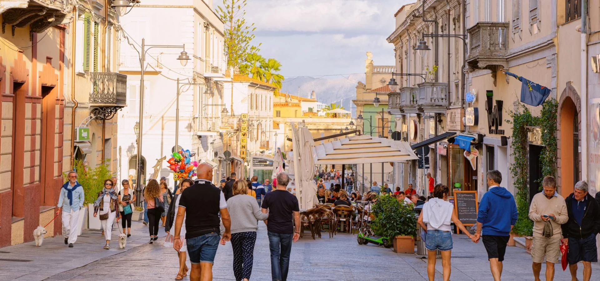 Olbia Uferpromenade, historisches Zentrum und helle mediterrane Landschaft auf Sardinien