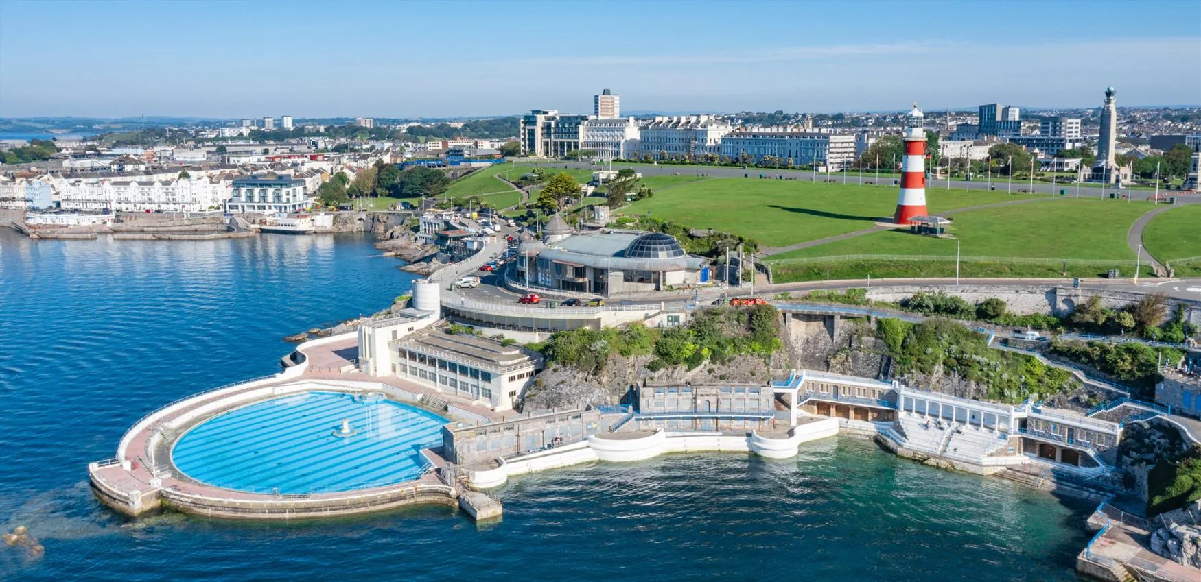Plymouth Hoe, Uferpromenade und historischer Hafen in Devon, England