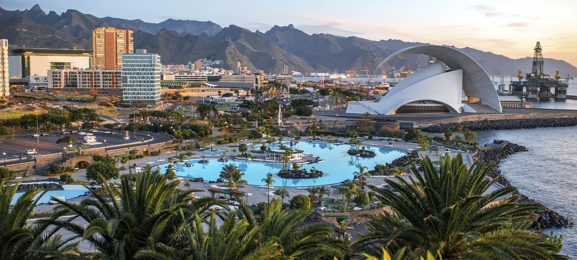 Santa Cruz de Tenerife Uferpromenade und Stadtbild auf den Kanarischen Inseln
