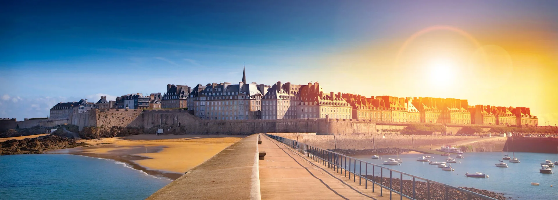 St Malo ummauerte Altstadt, Hafen und Strände an der Küste der Bretagne in Frankreich