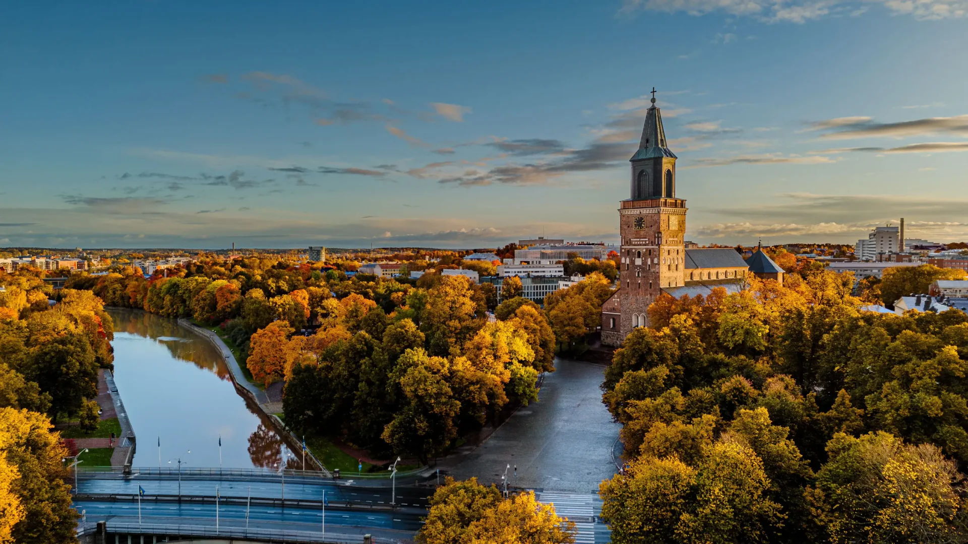 Turku Flussufer, Burg und Stadtbild des finnischen Archipels