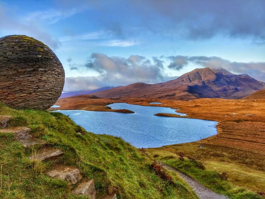 Ullapool Ufer- und Berglandschaft in den schottischen Highlands