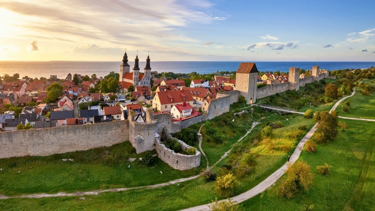 Visby mittelalterliche Stadtmauern, Dächer und Ostseeufer auf Gotland