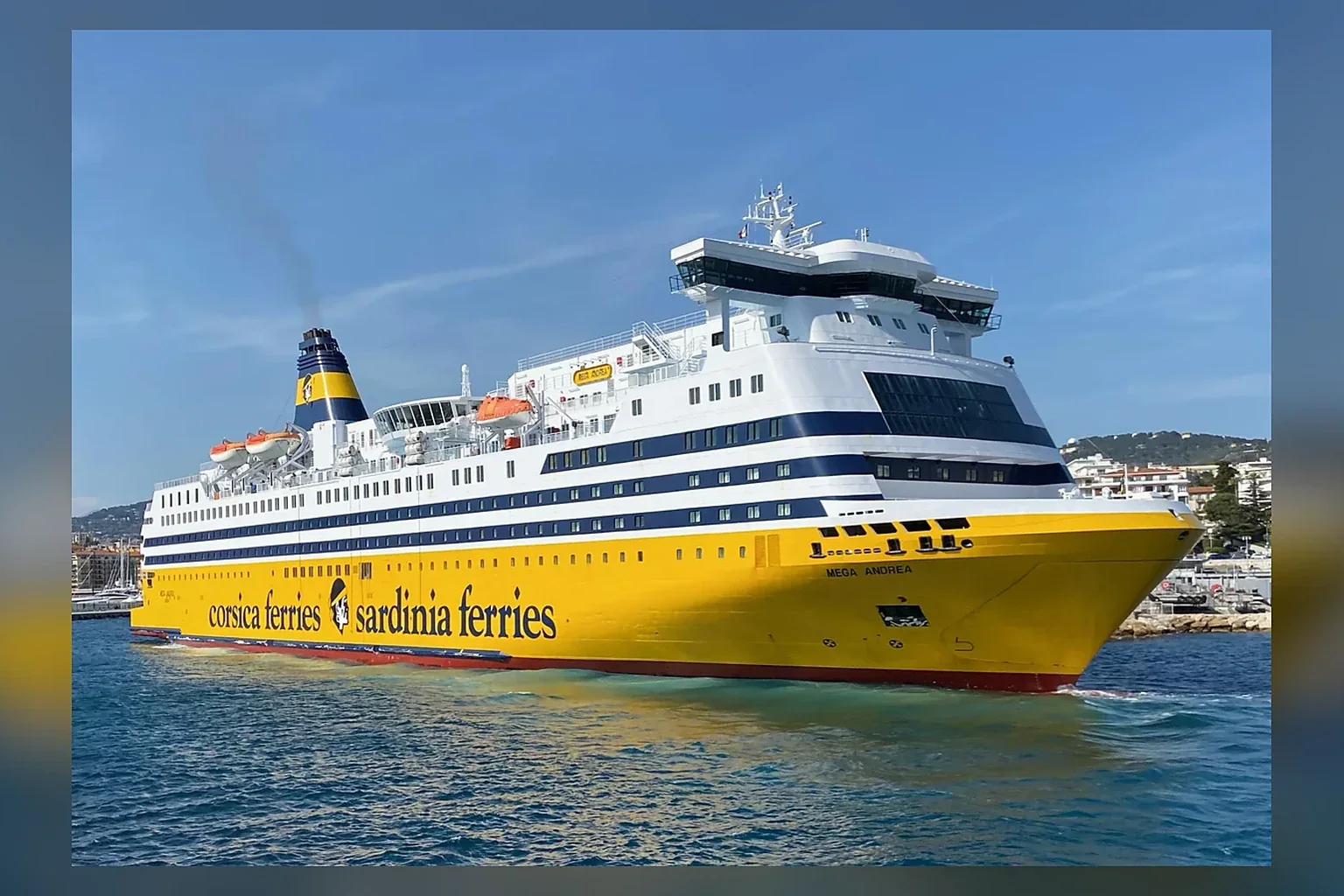 Corsica Ferries Passagier- und Fahrzeugfähre im Mittelmeer