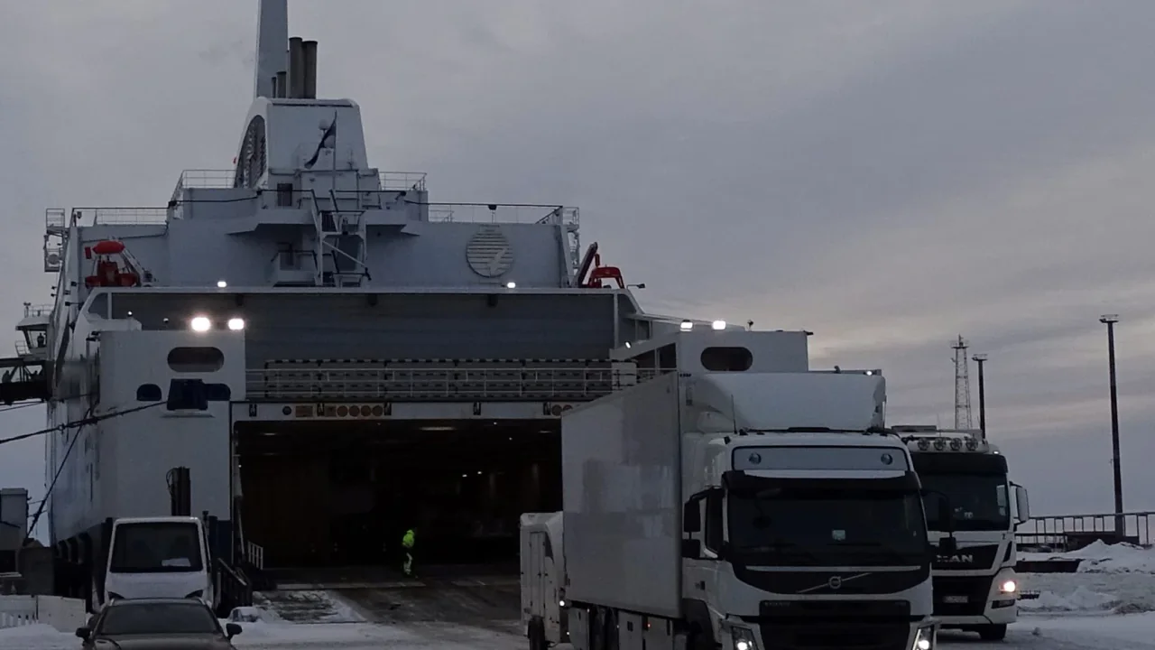 Fahrzeuge beim Entladen von der Aurora Botnia im Winter