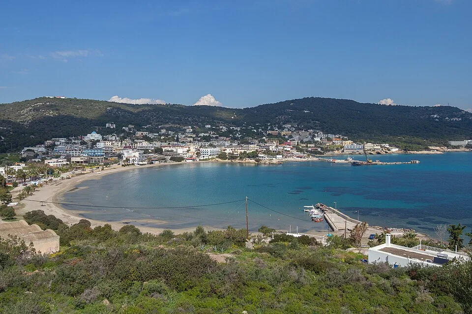 Agia Marina, Aegina Ufer- und Hafenumgebung