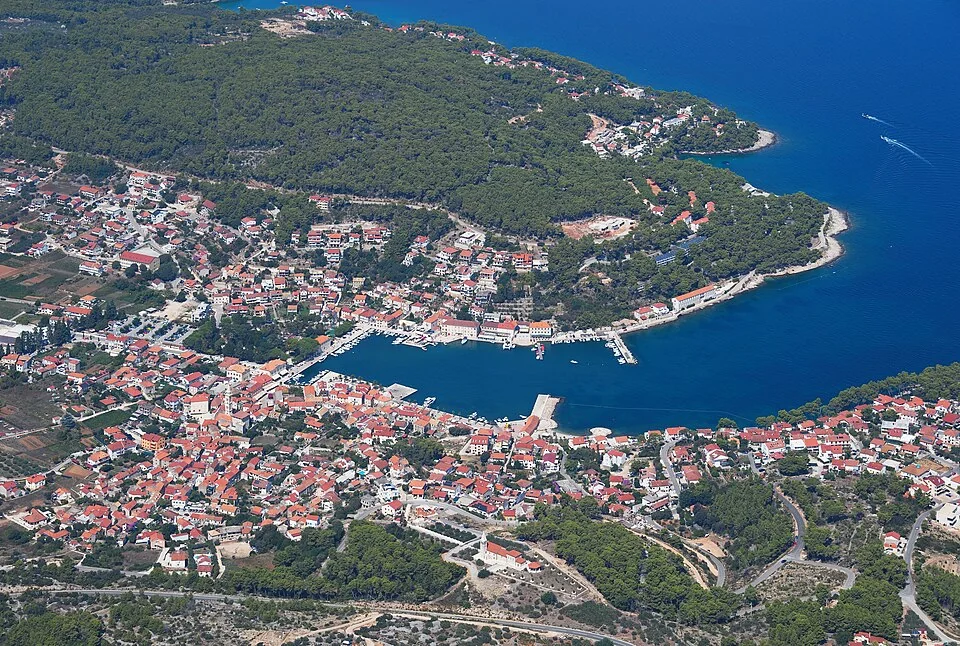 Küste und Hafenumgebung von Jelsa