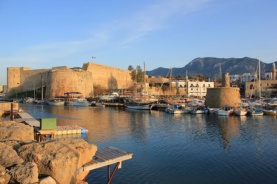 Küste und Hafenumgebung von Kyrenia